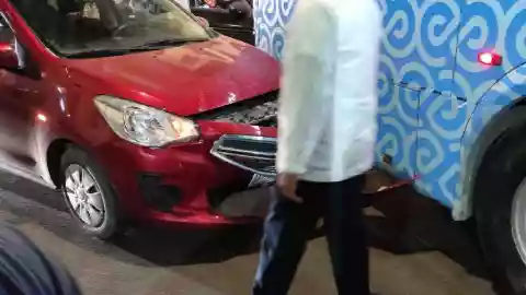 AL MOMENTO Fuerte accidente entre un auto y un Va y Ven deja importantes daños