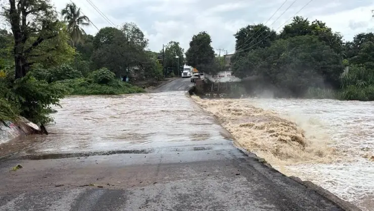 ¡ÚLTIMA HORA! Cierran carretera de Veracruz por crecida de río
