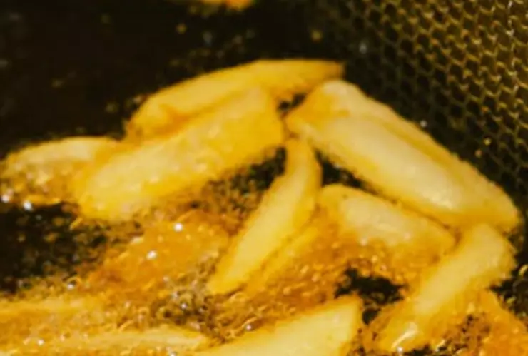 caerle aceite hirviendo en restaurante de comida rápida.png