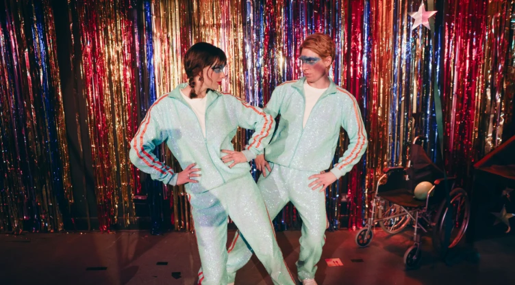 Taylor Swift estrena video de Opalite