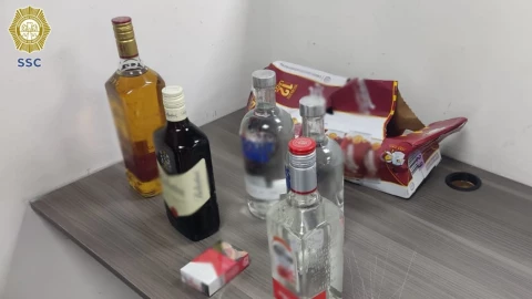 El policía herido fue llevado a un hospital, donde fue operado.