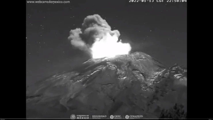 VIDEO: Volcán Popocatépetl hace explosión con material incandescente