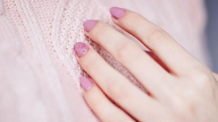 En 2026, los colores de uñas combinan tonos neutros, pasteles y acentos metálicos, aportando frescura y modernidad.