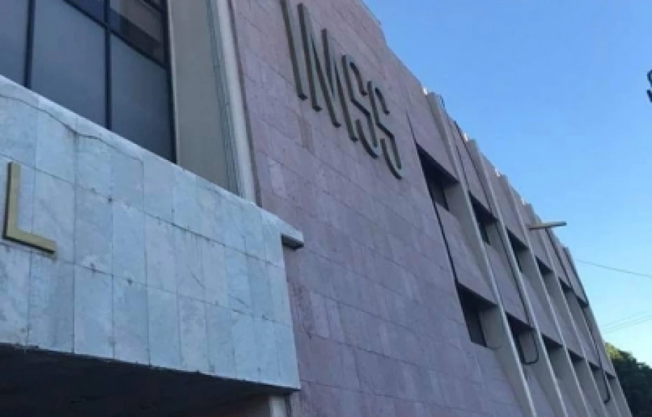 Investigan a enfermero