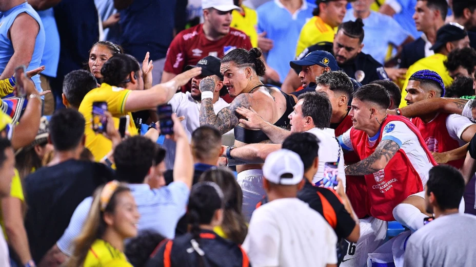 Pelea Darwin Núñez y aficionados en el Uruguay vs Colombia