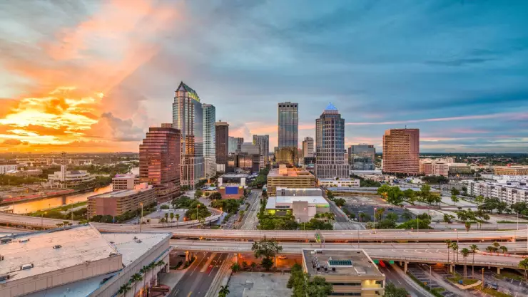 la carretera de Florida que atraviesa a Tampa