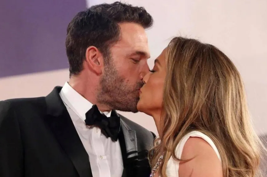 JLO y Ben besando.jpg