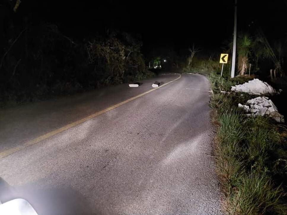 Madrugada con bloqueos carreteros en Tulum