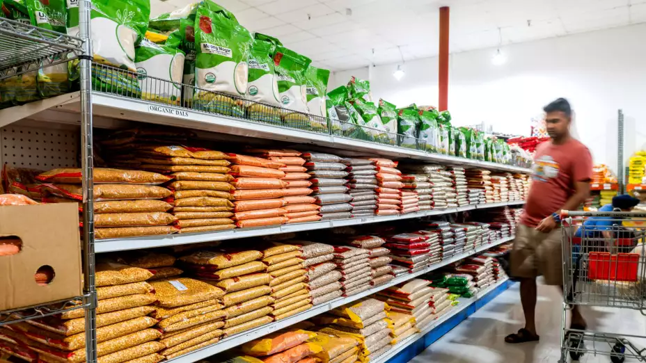 Mercancía importada de India y Canadá en una tienda de Fremont, California.