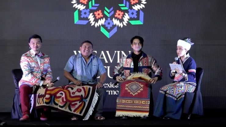 Tejer es un acto de transmisión de conocimiento ancestral