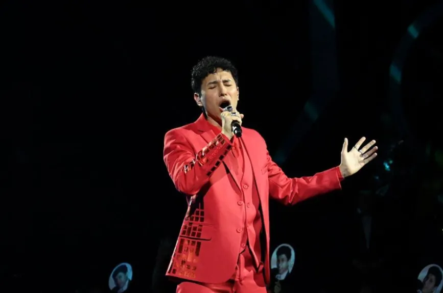 La penúltima presentación de la noche fue realizada por Jessy Portillo, quien derrochó talento con su interpretación del tema “Abrázame muy fuerte”. Su actuación capturó la atención del público y destacó en el concierto.
Arturo López Gavito tuvo una opinión muy positiva sobre la presentación de Jessy, considerándola una gran proyección en el escenario. Elogió la habilidad del académico para conectar con la canción y transmitir emociones de manera efectiva.