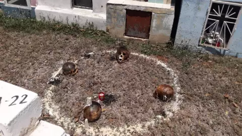 Reportan presunta brujería en panteón de Tecoh, FOTO