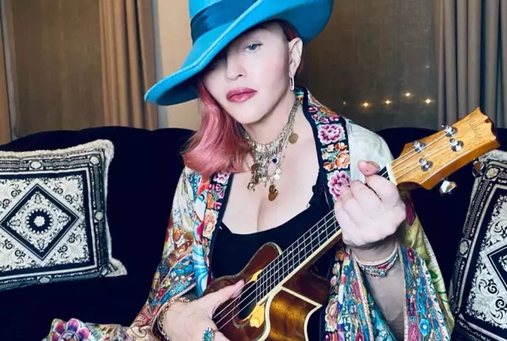 Madonna con 62 años y con una guitarra .jpg