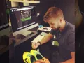 Pique firmando botines.jpg