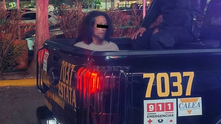 Arrestan a hombre por alterar el orden público en Macroplaza de Mérida