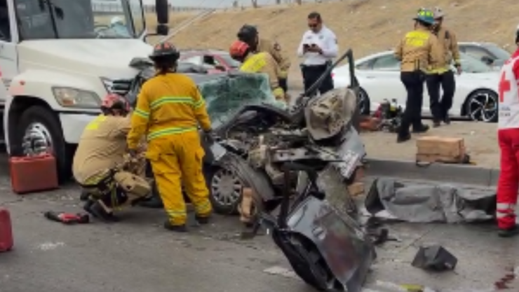 ¡Auto queda aplastado entre dos camiones en la Vía Rápida! 2 mujeres prensadas