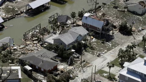 Búsqueda de personal de rescate en medio de escombros en Mexico Beach, Florida.