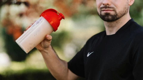 Comer demasiada proteína no siempre es bueno. Expertos explican sus riesgos y cómo equilibrarla con fibra para la salud.