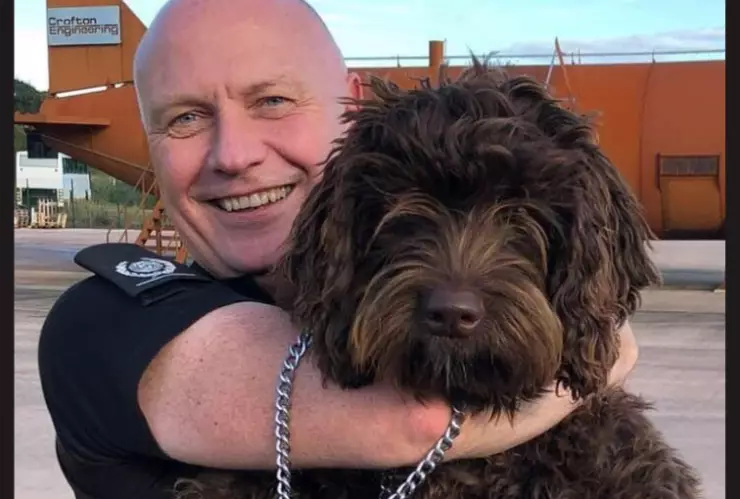 Digby, perrito de terapia y bombero.png