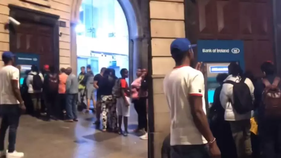 VIDEO: Cajeros de Irlanda regalan dinero por error del banco