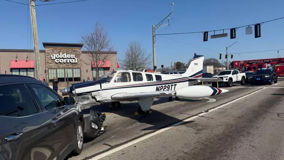 Avioneta en una avenida de Georgia, EU, tras aterrizar de emergencia.