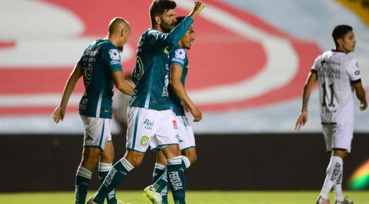 león le da la vuelta al gallo