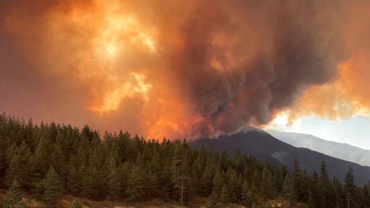 Más de 200 incendios en Canadá provocan evacuación de miles de personas