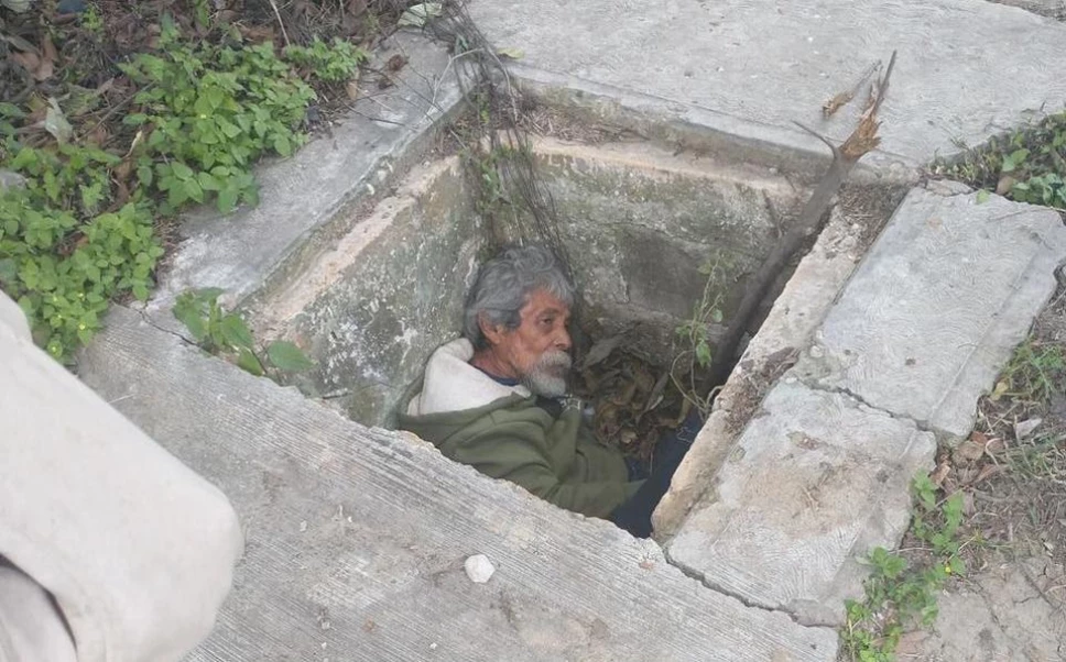 El viejito fue rescatado de una alcantarilla de los registros de agua de Tampico, luego de que vecinos alertaran a los servicios de emergencia pues pensaban que se encontraba sin vida.