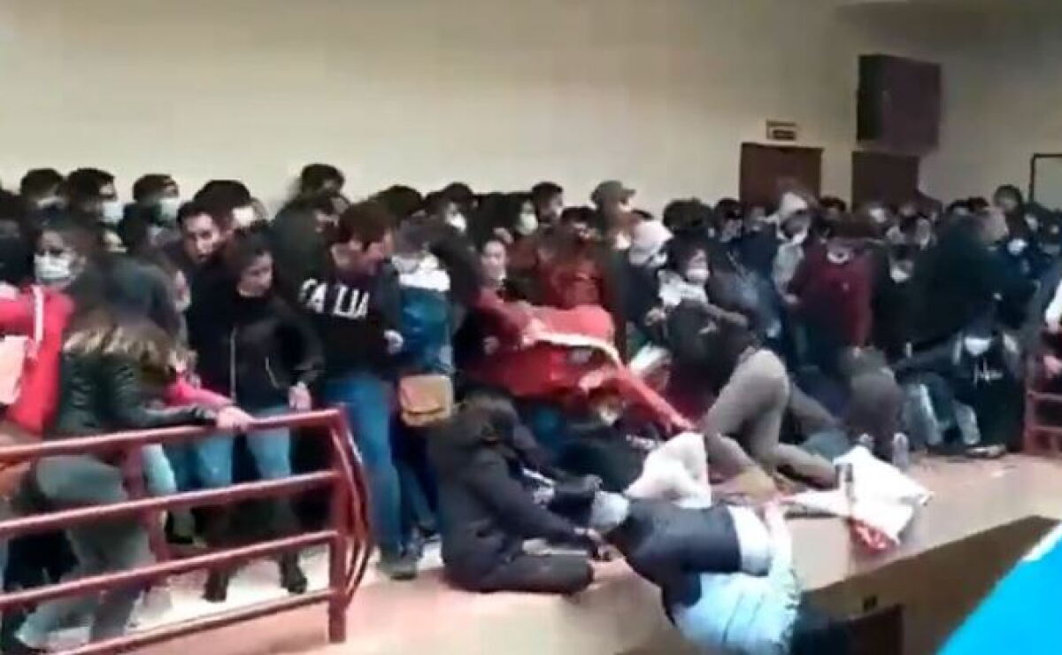 VIDEO: Cinco estudiantes mueren luego de caer desde un cuarto piso