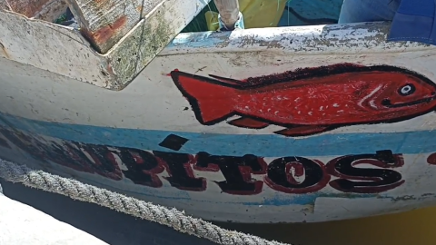 pescador se lanza del barco presume estado inconvenient