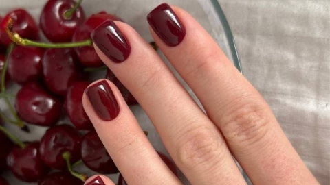 uñas rojo cereza