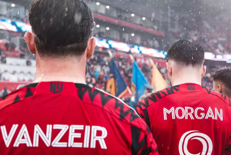 Jugadores del New York red Bulls MLS cubren a niños de la lluvia