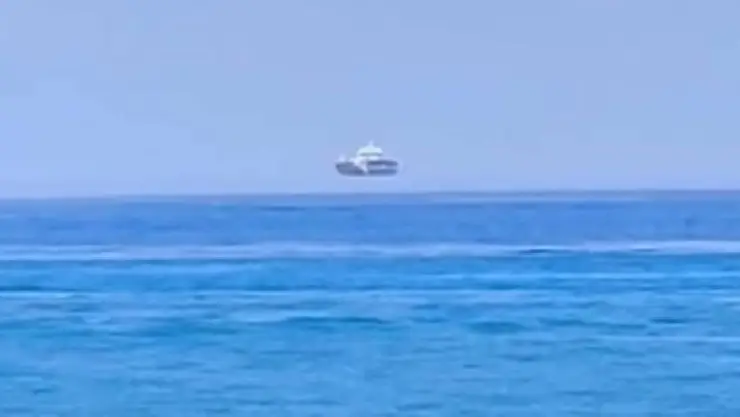 Barco-flotando-en-Cozumel.jpg