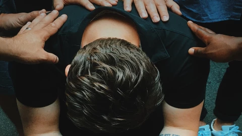 Qué-puedes-hacer-si-detectas-señales-de-que-alguien-se-quiere suicidar