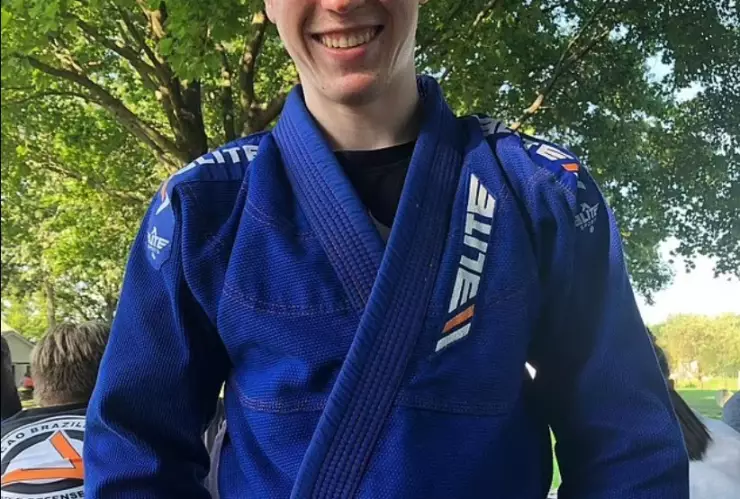 cinturón-morado-jiu-jitsu-enfrenta-ladrón-quitarle-celular-almuerzo-video