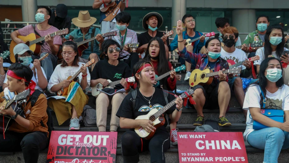 Manifestantes contra golpe de Estado en Myanmar.jpg