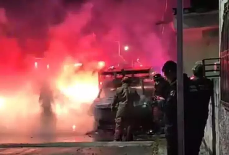 Camioneta se INCENDIA en Kanasín y queda totalmente calcinada