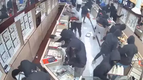 Más de 20 ladrones roban joyería