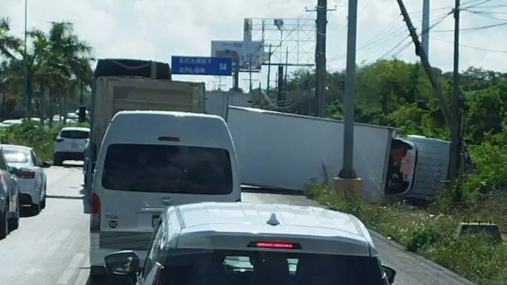 Tráfico en carretera Cancún-Puerto Morelos por accidente.jpg