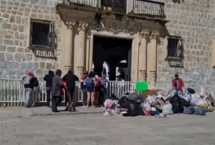 basura palacio municipal oaxaca.jpg