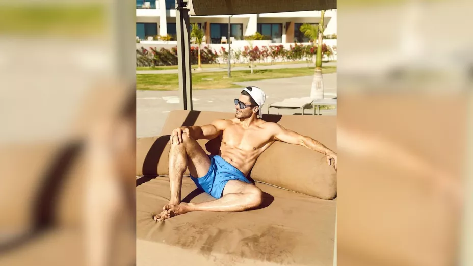 Kike Mayagoitia es originario de Tampico, Tamaulipas. Actualmente tiene 39 años.