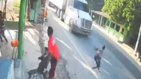 Joven se salva de milagro al intentar cruzar la calle sin mirar.jpg