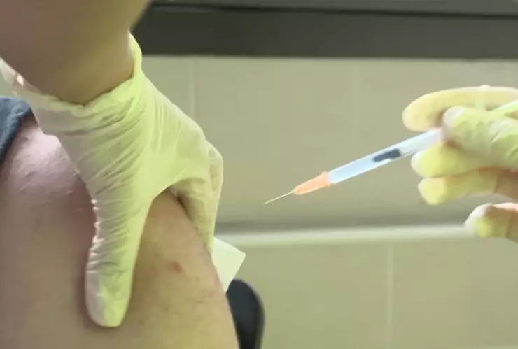 Filas y filas para recibir vacuna vs viruela del mono en París, hay cientos de infectados.