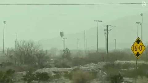 Trampolín “aterriza” en escuela en la frontera