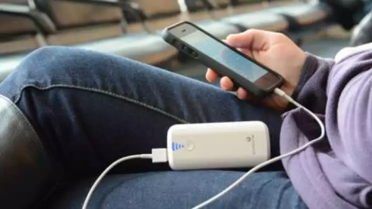 La orina de humano podría producir electricidad para iluminar una casa