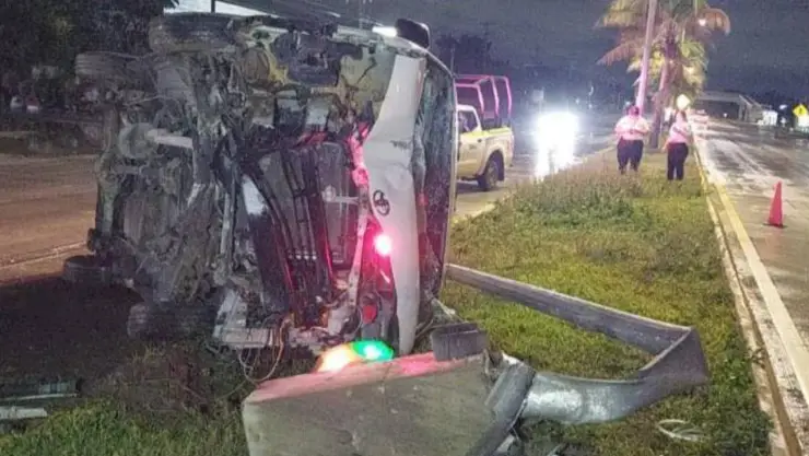 ¡FUERTE VOLCADURA! Se registró un accidente en el Boulevard Colosio en Cancún HOY; hubo un lesionado