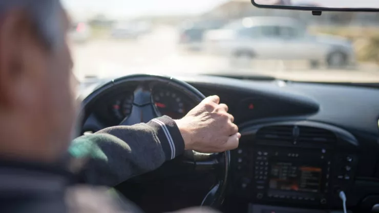 Podrían negar licencias de conducir a adultos mayores por estos motivos