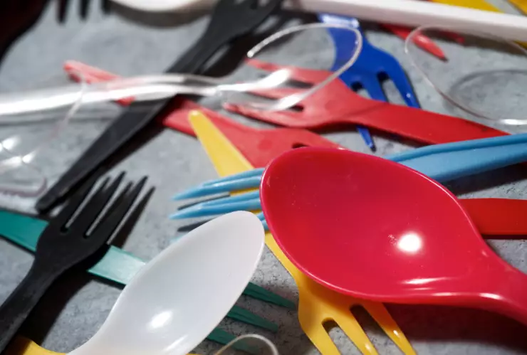Estados Unidos busca eliminar los utensilios plásticos de los pedidos para llevar en Nueva Jersey