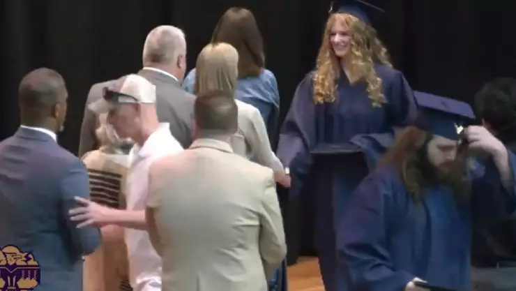 Captan acto de racismo en ceremonia de graduación y genera indignación