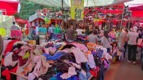 Tianguis de ropa de “paca” en CDMX.